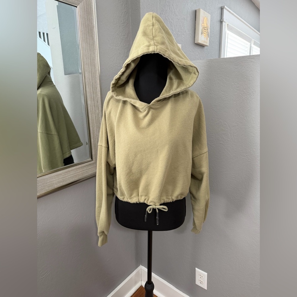 Sadie Sink Pull & Bear Green Cropped Hoodie Size Small.
